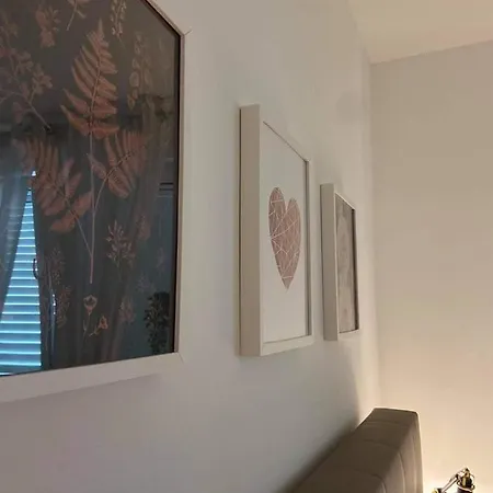 Apartment 497 D E *